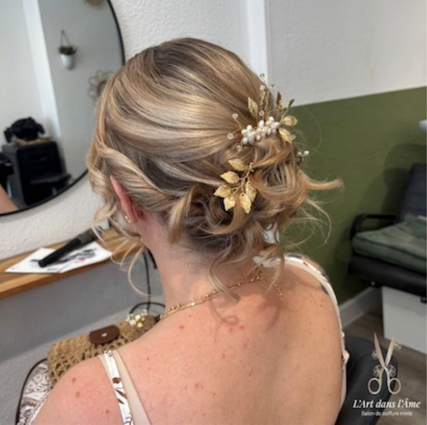 Chignon de mariée avec accessoire doré, coiffure événementielle L'Art dans l'Âme